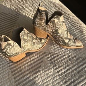 Universal Thread - Target - Snake skin booties
